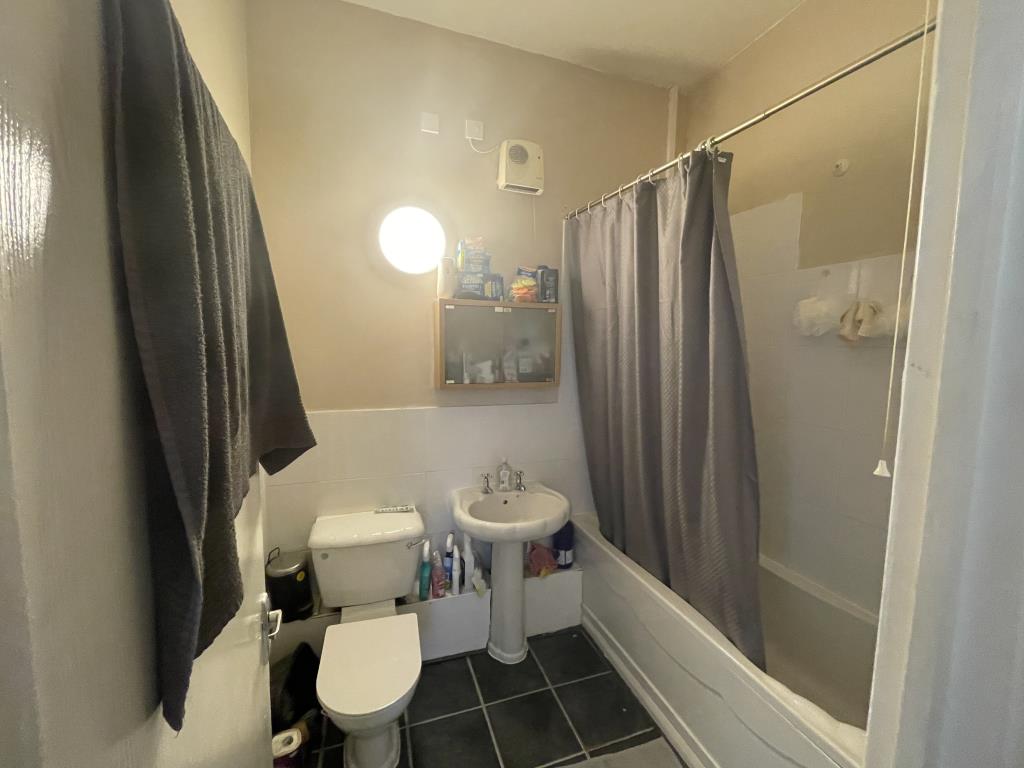 Lot: 149 - TOP FLOOR FLAT FOR INVESTMENT OR OWNER-OCCUPATION - inside image of bathroom from hallway
